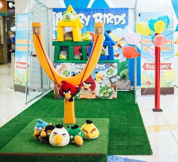 Angry Birds — стрелковый аттракцион с рогаткой