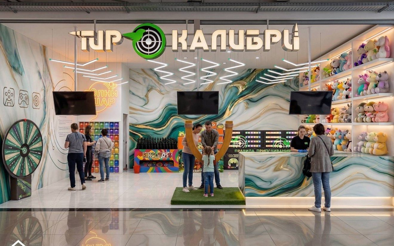 фасад: агатовые панели и подсветка полок