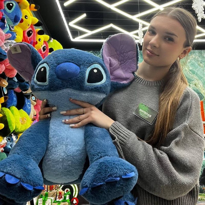 Сотрудница с игрушкой Стич